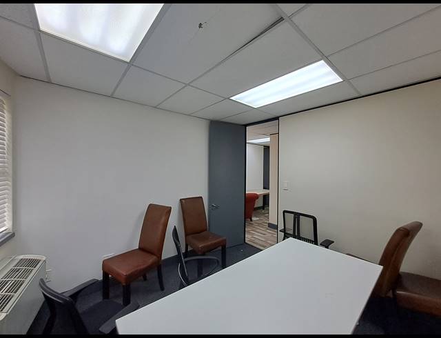 174M² OFFICE TO LET IN DUNKELD WEST